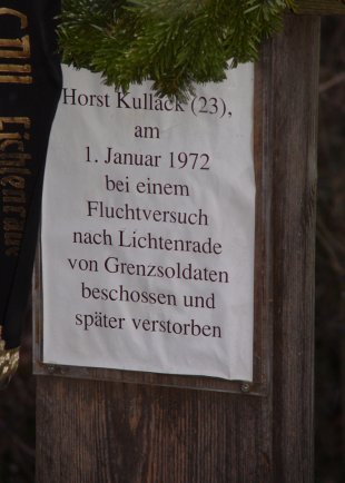 Horst Kullack, shot at the Berlin Wall and died later from his injuries: Dedication at the memorial cross in Berlin-Lichtenrade (photo: 2006; correct date of escape: Dec. 31, 1971)