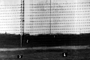 Michael Schmidt, shot dead at the Berlin Wall: MfS photo of the signal fence that Michael Schmidt was able to get passed [Dec. 1, 1984]