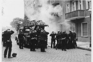Gescheiterte Flucht in Treptow, 13. September 1961: Ost-Berliner Grenzpolizisten werfen Tränengas mit Knalleffekten und verhindern den Fluchtversuch in der Harzer Straße 117.