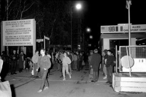In der Nacht des Mauerfalls kommen auch am Grenzübergang Friedrichstraße („Checkpoint Charlie“) Ost-Berliner in den Westen; Aufnahme 10. November 1989