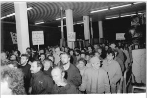 Demonstranten vor der Ost-Berliner Stasi-Zentrale fordern die vollständige Auflösung der Stasi und gelangen in den Gebäudekomplex in der Normannen- und Ruschestraße; Aufnahme 15. Januar 1990