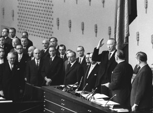 Vereidigung von Konrad Adenauer als Bundeskanzler im Deutschen Bundestag, 7. November 1961. CDU-Wirtschaftsminister Ludwig Erhard (links im Bild) tritt 1964 seine Nachfolge an.