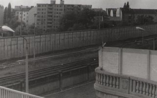 Blick von der Bösebrücke auf den S-Bahnhof Bornholmer Straße, Aufnahme 1980er Jahre