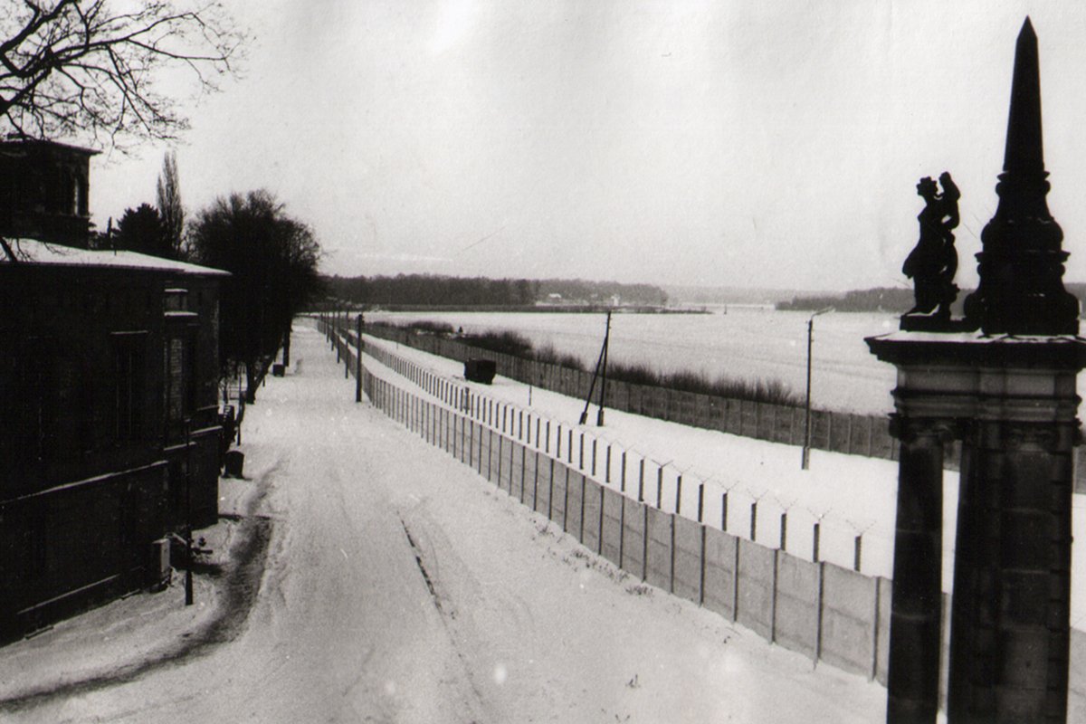 Glienicker Brücke, Villa Schoeningen, Blick in Richtung Schwanenallee Villa Schöningen an der Glienicker Brücke, Blick in Richtung Schwanenallee