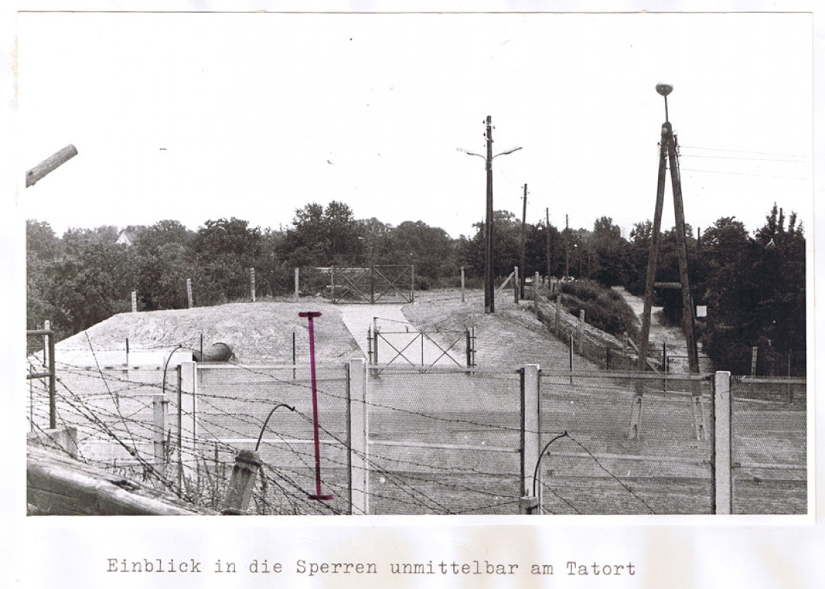 Werner Kühl, erschossen an der Berliner Mauer: Tatortfoto der West-Berliner Polizei von den Grenzanlagen zwischen Berlin-Neukölln und Berlin-Treptow, 24. Juli 1971 Werner Kühl, erschossen an der Berliner Mauer: Tatortfoto der West-Berliner Polizei von den Grenzanlagen zwischen Berlin-Neukölln und Berlin-Treptow, 24. Juli 1971