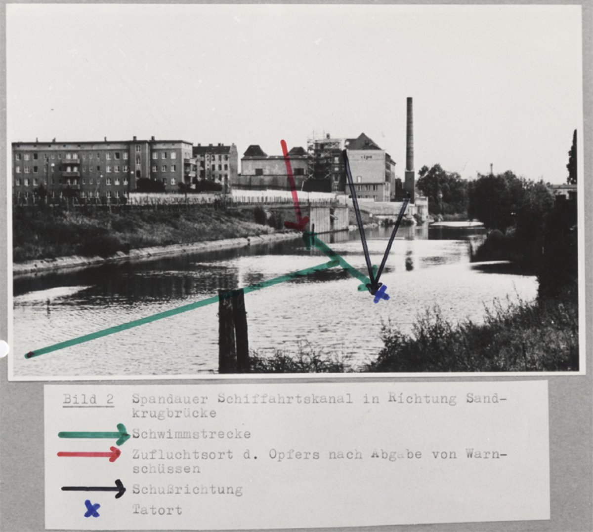 Heinz Schmidt, erschossen im Berliner Grenzgewässer: Tatortfoto der West-Berliner Polizei vom Spandauer Schiffahrtskanal zwischen Berlin-Tiergarten und Berlin-Mitte, 29. August 1966 Heinz Schmidt, erschossen im Berliner Grenzgewässer: Tatortfoto der West-Berliner Polizei vom Spandauer Schiffahrtskanal zwischen Berlin-Tiergarten und Berlin-Mitte, 29. August 1966