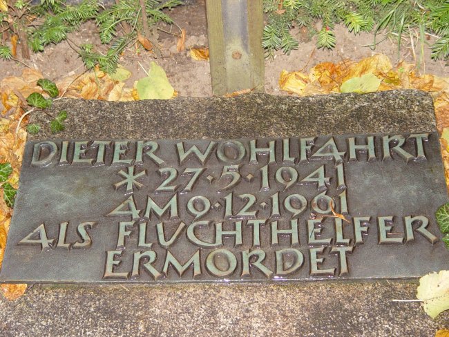 Dieter Wohlfahrt, erschossen an der Berliner Mauer: Inschrift am Gedenkkreuz in Staaken, Bergstraße (Aufnahme 2004) Dieter Wohlfahrt, erschossen an der Berliner Mauer: Inschrift am Gedenkkreuz in Staaken, Bergstraße (Aufnahme 2004)