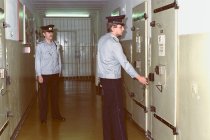 Gefängnisflur in der Strafvollzugseinrichtung Karl-Marx-Stadt (Chemnitz); Aufnahme 1987