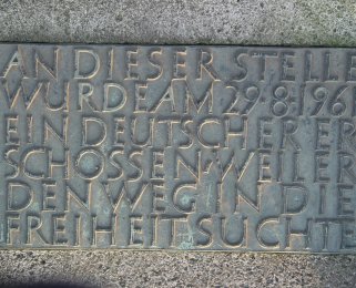 Roland Hoff, shot dead in the Berlin border waters: Memorial stone with inscription in Berlin-Lichterfelde (photo: 2004)