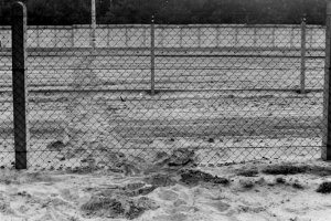 Herbert Kiebler, shot dead at the Berlin Wall: MfS photo of evidence of the escape attempt at the border fence between Mahlow and Berlin-Lichtenrade (I) [June 27, 1975]