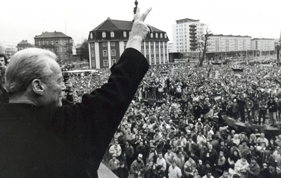 The honorary chairman of the SPD, Willy Brandt, at an election rally on the “Platz der Republik” in Gera
