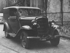 Hundert Sch&uuml;sse von DDR-Grenzpolizisten &ndash; dennoch gelingt die Flucht mit einem gepanzerten Vorkriegs-Opel &uuml;ber den Ost-Berliner Grenz&uuml;bergang Chausseestra&szlig;e am 14. November 1961