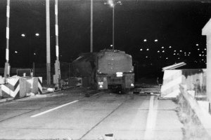 An einer „Straßenrollsperre“ festgefahren: Gescheiterte Flucht mit einem Tanklastwagen am Grenzübergang Marienborn, 21. November 1983