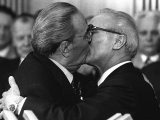 Bruderkuss zwischen Erich Honecker und Leonid Breschnew nachdem Breschnew mit dem "Karl-Marx-Orden" und dem Ehrentitel "Held der DDR" ausgezeichnet wurde, 1979