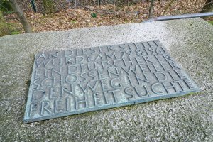 Inschrift des Gedenksteines für Roland Hoff, der am 29. August 1961 bei einem Fluchtversuch erschossen wurde, in Berlin-Lichterfelde; Aufnahme 2015