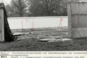 Gescheiterte Flucht mit einem LKW in Glienicke/Nordbahn, 26. April 1989: Die Schäden an der Hinterlandmauer, einem Stacheldrahtzaun und einem Lichtmast muss der Flüchtling anschließend zahlen