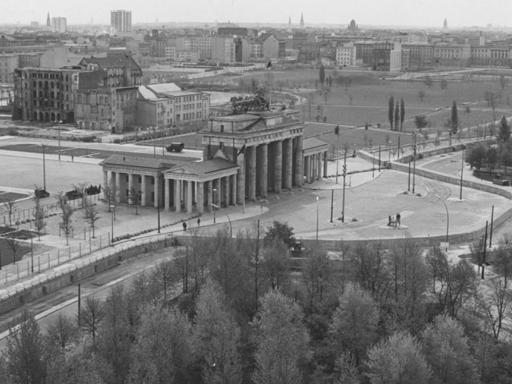 Das Brandenburger Tor in Berlin: Blick aus dem Reichstagsgebäude (März 1962) Das Brandenburger Tor in Berlin: Blick aus dem Reichstagsgebäude (März 1962)