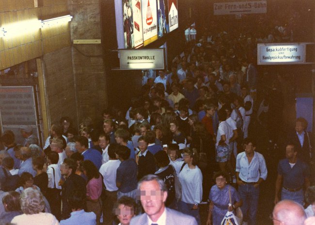 Ausreise aus der DDR - Schlange stehen vor der Passkontrolle (Grenzübergang Bahnhof Friedrichstraße) Ausreise aus der DDR - Schlange stehen vor der Passkontrolle (Grenzübergang Bahnhof Friedrichstraße)