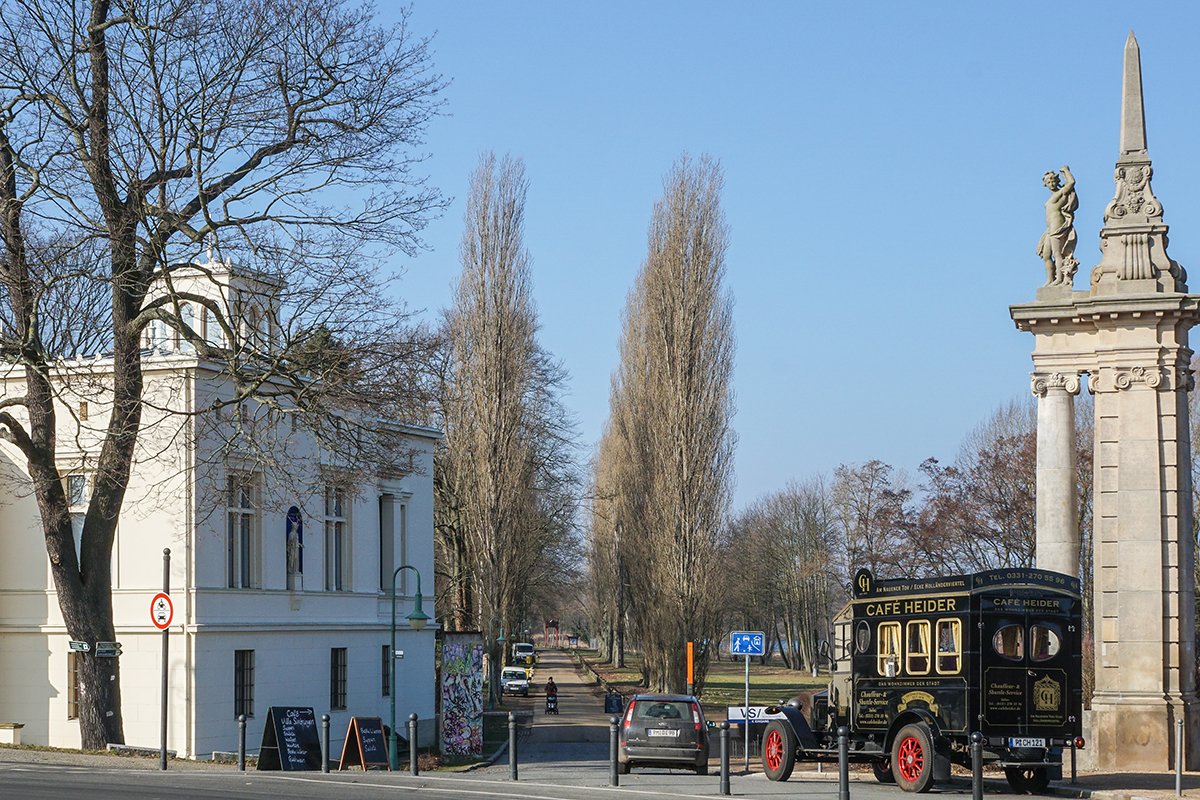 Glienicker Brücke, Villa Schoeningen, Blick in Richtung Schwanenallee Villa Schöningen an der Glienicker Brücke, Blick in Richtung Schwanenallee