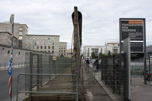 Mauer der 4. Generation ("Grenzmauer 75") in der Niederkirchner Straße: die Aufhebung der Teilung der Welt; Aufnahme 2016