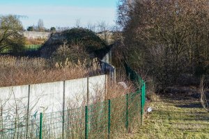 Hinterlandmauer der DDR-Grenzanlagen zwischen Rudower Straße und Glashütter Weg (unweit der Rudower Höhe) (8); Aufnahme 2015