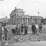 Aufgerissenes Stra&szlig;enpflaster am Brandenburger Tor, 13. August 1961