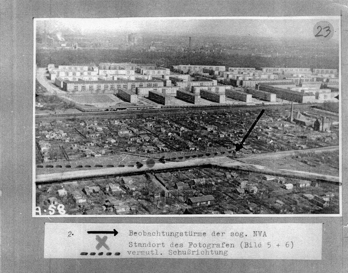 Jörg Hartmann, erschossen an der Berliner Mauer: Aufnahme der West-Berliner Polizei vom Grenzgebiet zwischen Berlin-Neukölln und Berlin-Treptow mit eingezeichnetem Schussverlauf, 14. März 1966 Jörg Hartmann, erschossen an der Berliner Mauer: Aufnahme der West-Berliner Polizei vom Grenzgebiet zwischen Berlin-Neukölln und Berlin-Treptow mit eingezeichnetem Schussverlauf, 14. März 1966