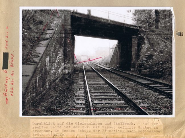 Peter Böhme, erschossen an der Berliner Mauer: Tatortfoto der West-Berliner Polizei vom stillgelegten S-Bahngelände am Gleisdreieck Griebnitzsee mit eingezeichnetem Fluchtweg, 18. April 1962 Peter Böhme, erschossen an der Berliner Mauer: Tatortfoto der West-Berliner Polizei vom stillgelegten S-Bahngelände am Gleisdreieck Griebnitzsee mit eingezeichnetem Fluchtweg, 18. April 1962