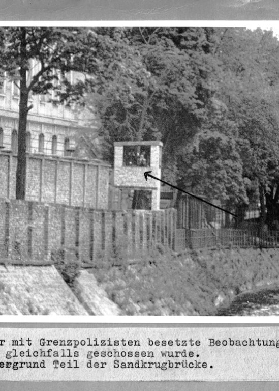 Peter Göring, erschossen an der Berliner Mauer: Tatortfoto der West-Berliner Polizei von einem Beobachtungsturm der Ost-Berliner Grenzpolizei am Spandauer Schifffahrtskanal nahe der Sandkrugbrücke, 23. Mai 1962 Peter Göring, erschossen an der Berliner Mauer: Tatortfoto der West-Berliner Polizei von einem Beobachtungsturm der Ost-Berliner Grenzpolizei am Spandauer Schifffahrtskanal nahe der Sandkrugbrücke, 23. Mai 1962