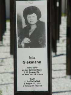 Ida Siekmann, t&ouml;dlich verungl&uuml;ckt an der Berliner Mauer: Gedenkkreuz am Checkpoint Charlie (Aufnahme 2005)