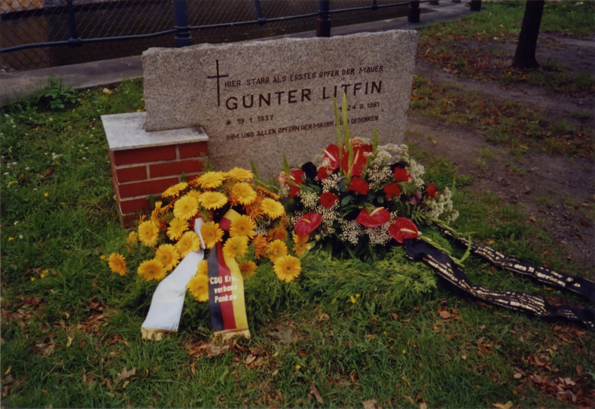 Günter Litfin, erschossen im Berliner Grenzgewässer: Gedenkstein an der Sandkrugbrücke, Aufnahme 2001 Günter Litfin, erschossen im Berliner Grenzgewässer: Gedenkstein an der Sandkrugbrücke, Aufnahme 2001