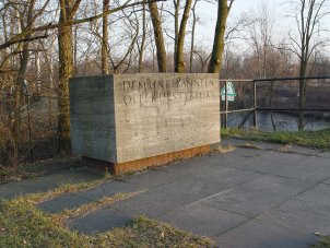 Memorial stone set up in the memory of Roland Hoff in the Berlin district of Lichterfelde – on the bank that he did not reach. The name of the dead man remained unknown in the West for a long time. Photograph taken in 2004