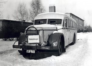 A bus used as an escape car, parked in front of the Marienfelde Reception Centre, 7 Februar 1963