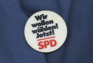SPD badge for the early Bundestag elections ("We want to vote! Now!"), March 1983