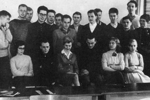 Dieter Wohlfahrt, shot dead at the Berlin Wall: Class photo (first row, second from left; photo: ca. 1960)