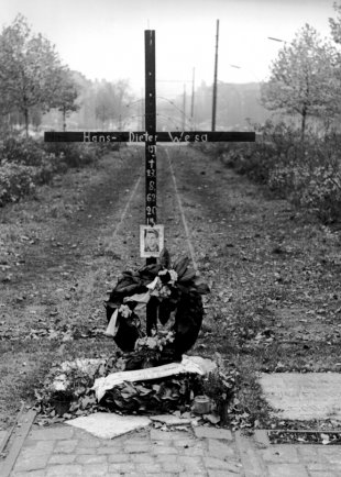 Hans-Dieter Wesa, shot dead at the Berlin Wall: West Berlin police photo of the memorial cross on Bornholmer Strasse (photo: August 1962)
