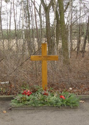 Willi Marzahn, shot dead or suicide at the Berlin Wall: Memorial cross near the escape site in Kohlhasenbrück (photo: 2005)