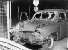 Am ersten Hindernis festgefahren: Gescheiterte PKW-Flucht auf der Glienicker Br&uuml;cke in Potsdam, 9. Dezember 1987