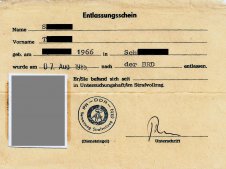Entlassungsschein von T. S. aus der Strafvollzugsanstalt Karl-Marx-Stadt (heute: Chemnitz) vom 7. August 1985: Flucht auf einem LKW in die Freiheit &ndash; und zweimal zur&uuml;ck, 5. Oktober 1983