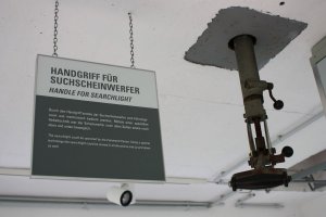 Handgriff für den aufmontierten Suchscheinwerfer auf dem Dach der Führungsstelle der DDR-Grenztruppen in Nieder Neuendorf, heute Grenzturm-Museum der Stadt Hennigsdorf; Aufnahme 2015