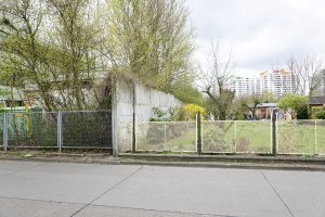 Hinterlandmauer der Vorfeldsicherung des Grenzgebiets nahe der Schillerstraße in Wilhelmsruh (1); Aufnahme 2015