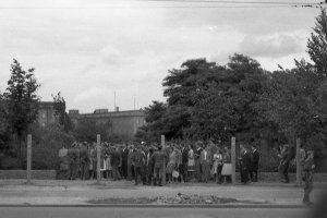 Der Zaun wird geschlossen und die Sektorengrenze ist wieder abgeriegelt; Aufnahme 13. August 1961