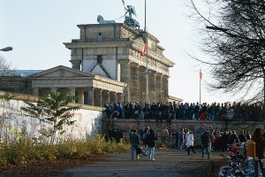 Das Brandenburger Tor am 10. November 1989: kein Platz mehr auf der Mauerkrone