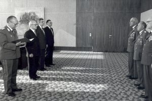 Ordensverleihung an Heinz Hoffmann und Erich Mielke. Beförderung von Friedrich Dickel zum Armeegeneral; Aufnahme 3. Oktober 1984