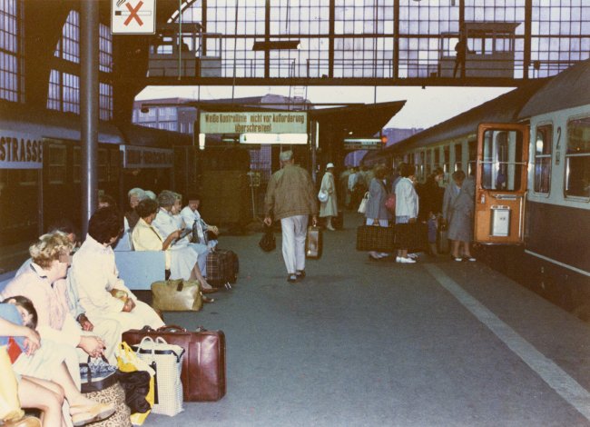 Der Fernbahnsteig: Weiße Kontrollinie nicht vor Aufforderung überschreiten! - Kontrollgang über der Bahnhofsausfahrt mit Grenzposten (Grenzübergang Bahnhof Friedrichstraße) Der Fernbahnsteig: Weiße Kontrollinie nicht vor Aufforderung überschreiten! - Kontrollgang über der Bahnhofsausfahrt mit Grenzposten (Grenzübergang Bahnhof Friedrichstraße)