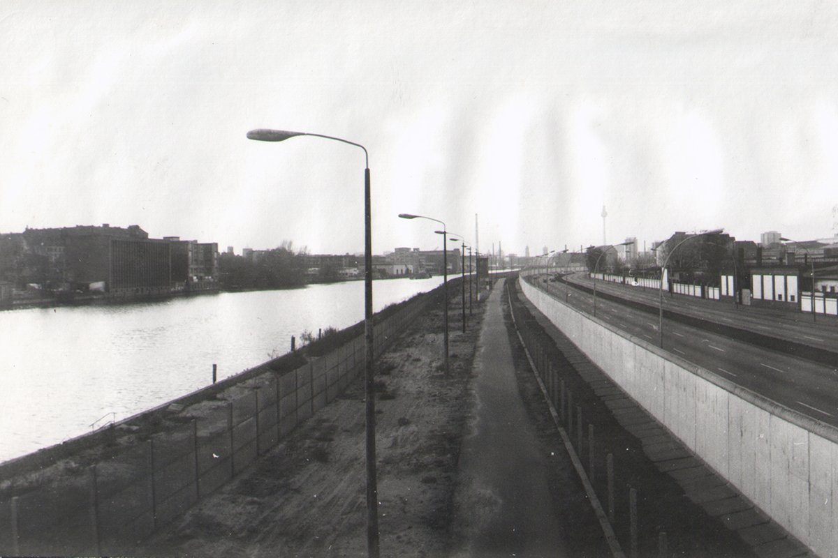 Zwischen Spree und Mühlenstraße (Westseite der „East Side Gallery“) Zwischen Spree und Mühlenstraße (Westseite der „East Side Gallery“)