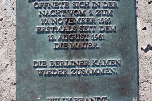 Inschrift einer Mauerfall-Gedenktafel an der Böse Brücke/Bornholmer Straße; Aufnahme 2016