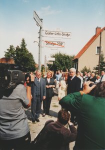 Günter Litfin, erschossen im Berliner Grenzgewässer: Straßenbenennung in Berlin-Weißensee, 24. August 2003 Günter Litfin, erschossen im Berliner Grenzgewässer: Straßenbenennung in Berlin-Weißensee, 24. August 2003