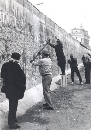 "Wallpeckers" at the border wall on Ebertstrasse between the Reichstag building and the Brandenburg Gate, January 1990