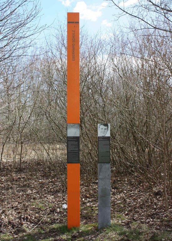 Eberhard Schulz: Erinnerungsstele am Kölner Damm zwischen Großziethen und Berlin-Neukölln Eberhard Schulz: Erinnerungsstele am Kölner Damm zwischen Großziethen und Berlin-Neukölln